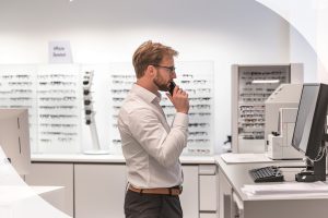  اهمیت مشاوره تخصصی برای انتخاب عینک مناسب در عینک سپید