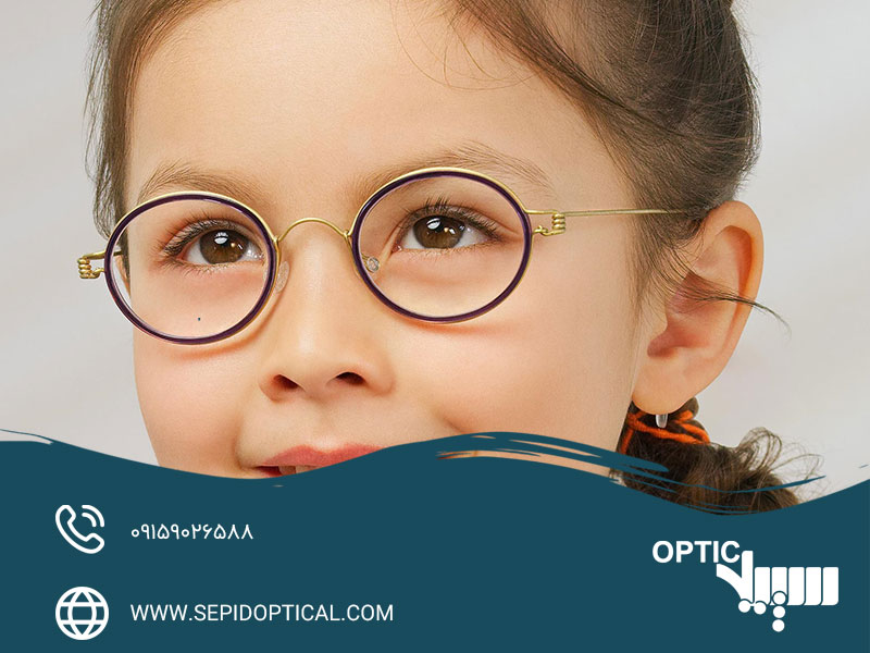 خیره شدن بیش از حد یا نزدیک شدن به اشیاء